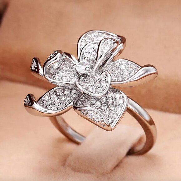 NEW 18k White Gold Diamond Flower Ring - Picture 4 of 5